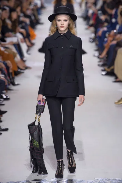 Look 17